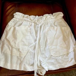 Target Wild Fable white/ crème colored flowy shorts